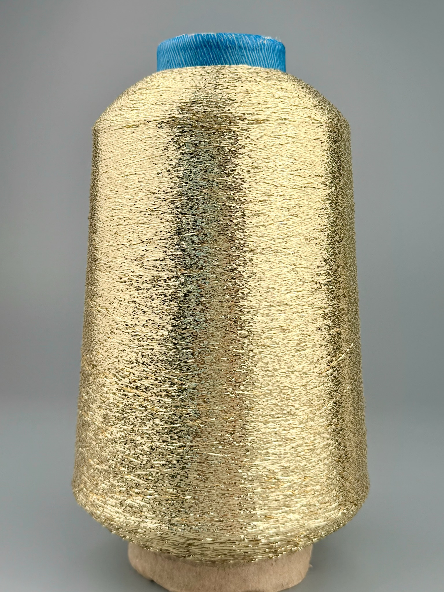 Lurexgarn 6900m/100g – Metallfaser col. Hellgold foto 2